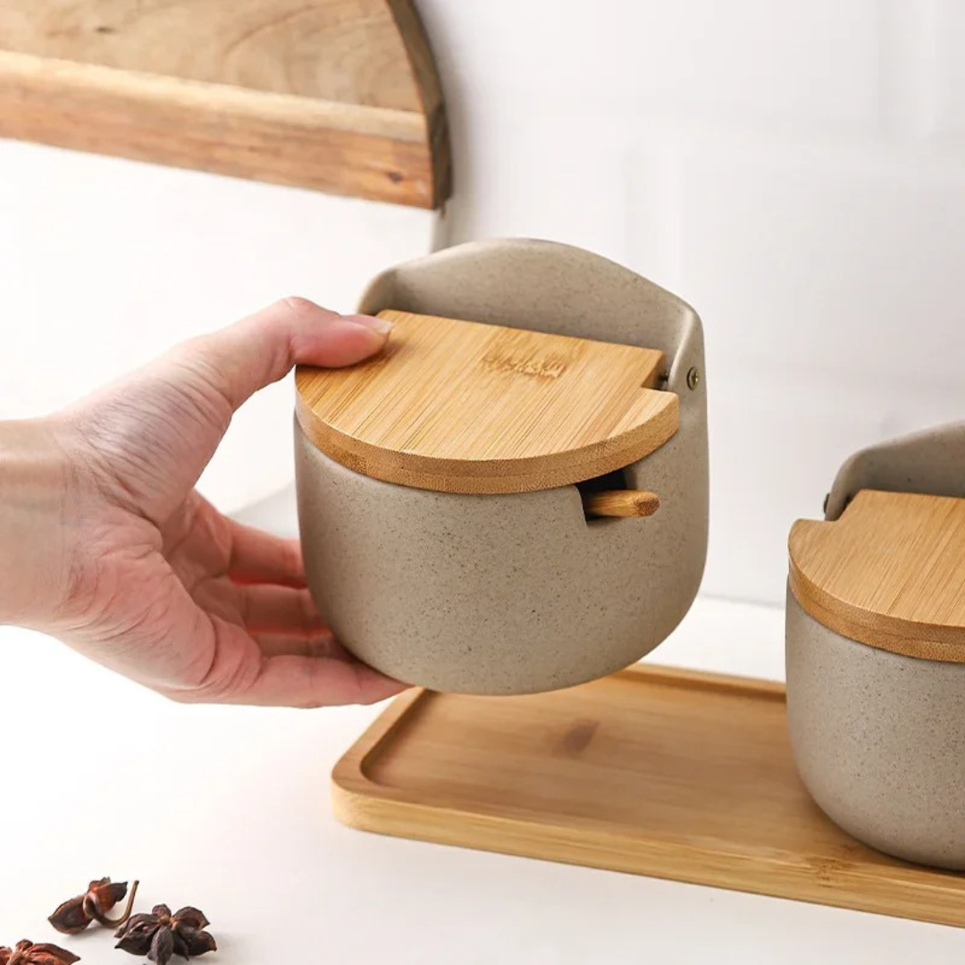 Pote de Tempero Boho em Cerâmica com Tampa de Bambu Artesanal